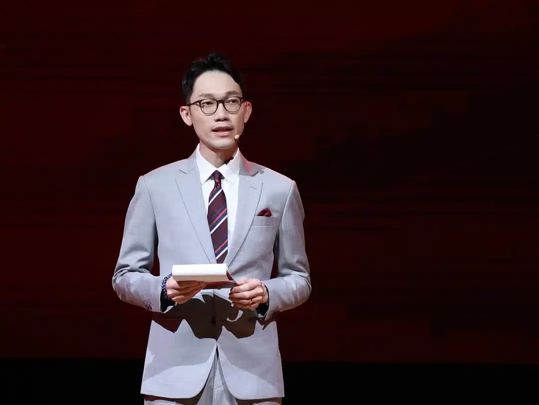 อ๊อก เอกภัทร์ ผู้ประกาศข่าวการเมือง ช่อง The Politics ของมติชนทีวี