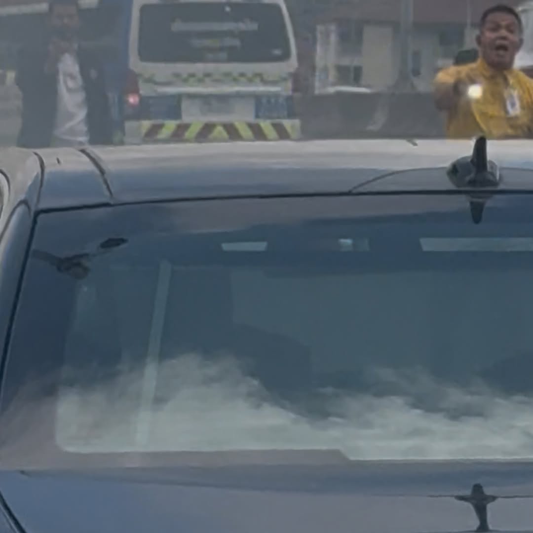 นาทีชีวิต! ป๊อป คำเกษม รอดหวุดหวิด ไฟไหม้รถหรูกลางถนน โชคดีรอดมาได้-3