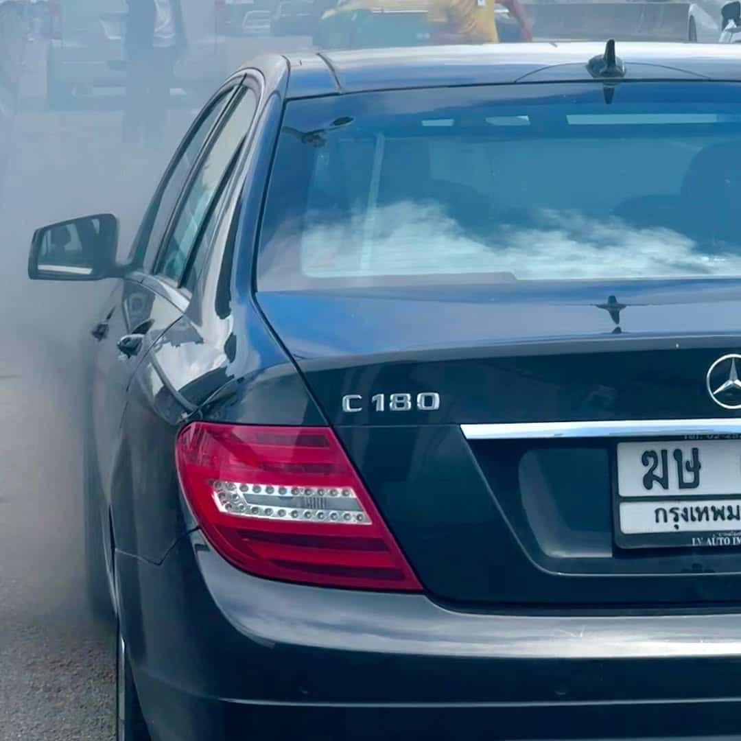 นาทีชีวิต! ป๊อป คำเกษม รอดหวุดหวิด ไฟไหม้รถหรูกลางถนน โชคดีรอดมาได้-2