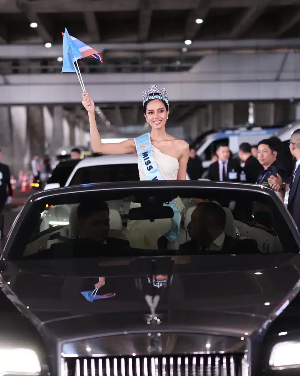 โอปอล สุชาตา บนขนวนรถแห่ในไทย