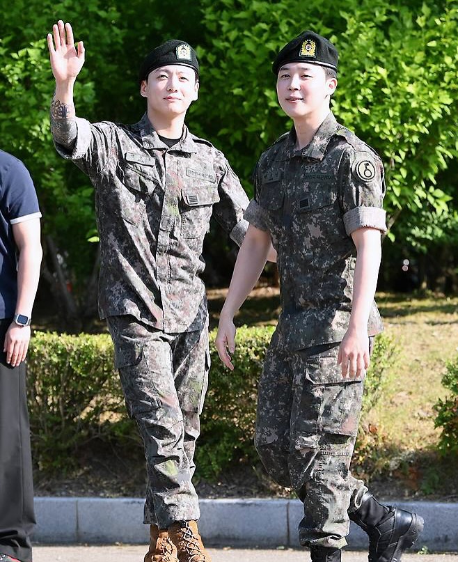 อาร์มี่เฮลั่น จองกุก-จีมิน BTS ปลดประจำการแล้ว หลังเข้ากรมรับใช้ชาติ 18 เดือนเต็ม-4
