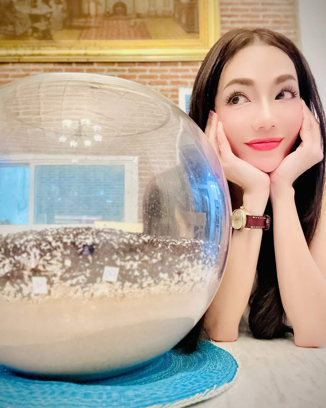 ฮือฮา อ๋อม สกาวใจ ยืนโพสต์ท่าคู่รถเก่า ทำคอหวยตาโต เมื่อเห็นทะเบียนรถเลขสวย-2