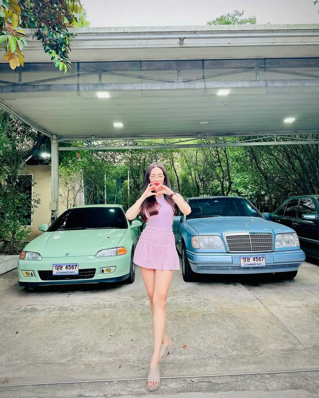 ฮือฮา อ๋อม สกาวใจ ยืนโพสต์ท่าคู่รถเก่า ทำคอหวยตาโต เมื่อเห็นทะเบียนรถเลขสวย-1