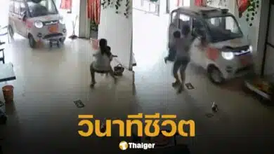 ระทึก! พี่สาว 11 ขวบ พุ่งตัวช่วยน้อง รอดตายหวุดหวิด จากเหตุรถพุ่งชนร้านอาหาร ชาวเน็ตแห่ชื่นชม ยกให้เป็นฮีโร่