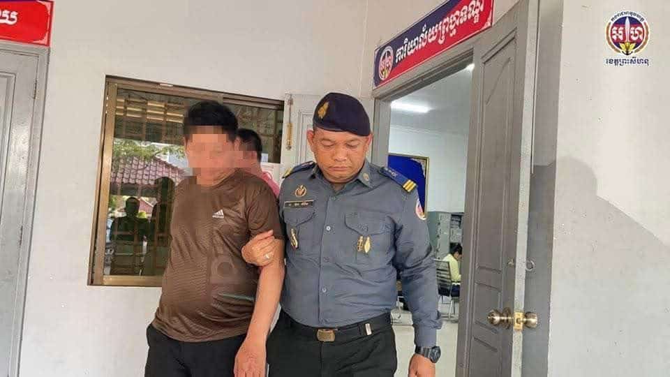 ผู้ต้องหาทั้ง 4 รายที่ถูกจับกุมล้วนมีสถานะเป็นนักข่าว หรือเกี่ยวข้องกับสื่อ ได้แก่ นายเล ธี อายุ 31 ปี ชาวกรุงพนมเปญ นายมอธ วิน อายุ 33 ปี นักข่าวจากสื่อ Khmer Thought อาศัยอยู่ในจังหวัดกันดาล
