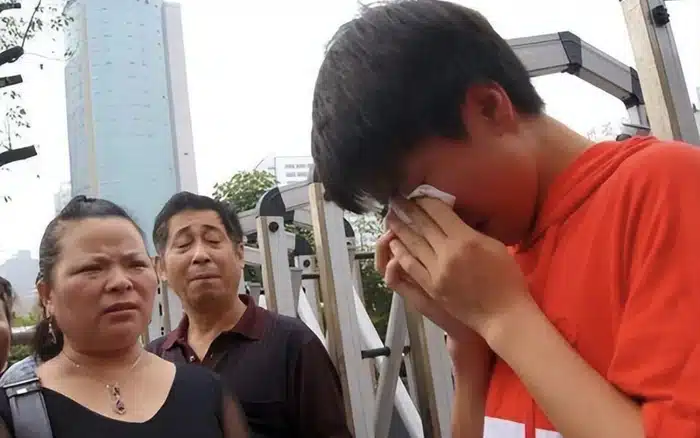 เพราะครอบครัวปลอมข้อมูลเชื้อชาติหวังได้แต้มพิเศษ สุดท้ายต้องสอบใหม่เพื่อพิสูจน์ตัวเอง