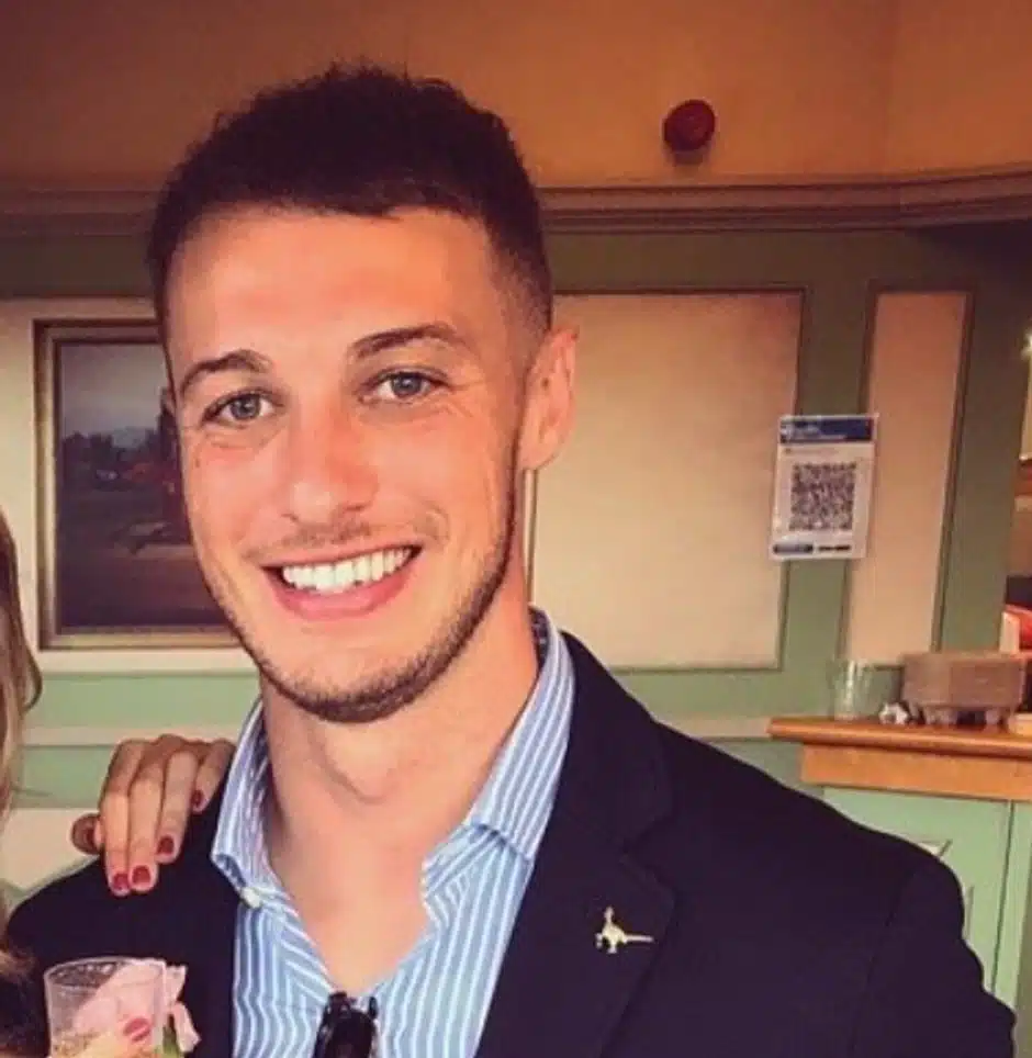 ครูพละอังกฤษเครียดผมร่วง ผูกคอดับคาห้องพักในดูไบ หลังซื้อ “ยาปลูกผมตัวแรง” ใช้เอง หวั่นผลข้างเคียงทางจิตจากยาออนไลน์ไร้ใบอนุญาต