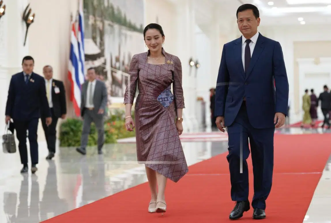 นายกรัฐมนตรีแพทองธาร ชินวัตรของประเทศไทย (กลาง) พร้อมด้วยนายกรัฐมนตรีฮุน มาเนต์ ของกัมพูชา (ขวา) เดินทางมาถึงการประชุมที่ทำเนียบสันติภาพ ในกรุงพนมเปญ ประเทศกัมพูชา เมื่อวันที่ 23 เมษายน พ.ศ. 2568
