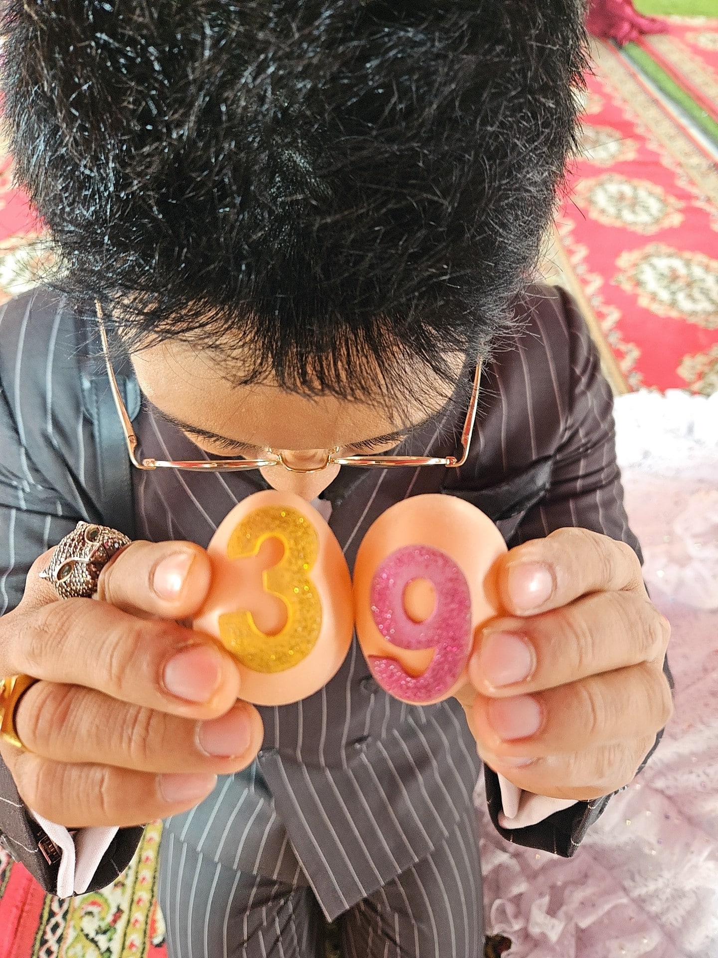 ขนลุก! ช่างแต่งหน้าดัง เปลี่ยนชุดหุ่น แม่ผึ้ง พุ่มพวง คอหวยแห่ส่องเลขเด็ด-1