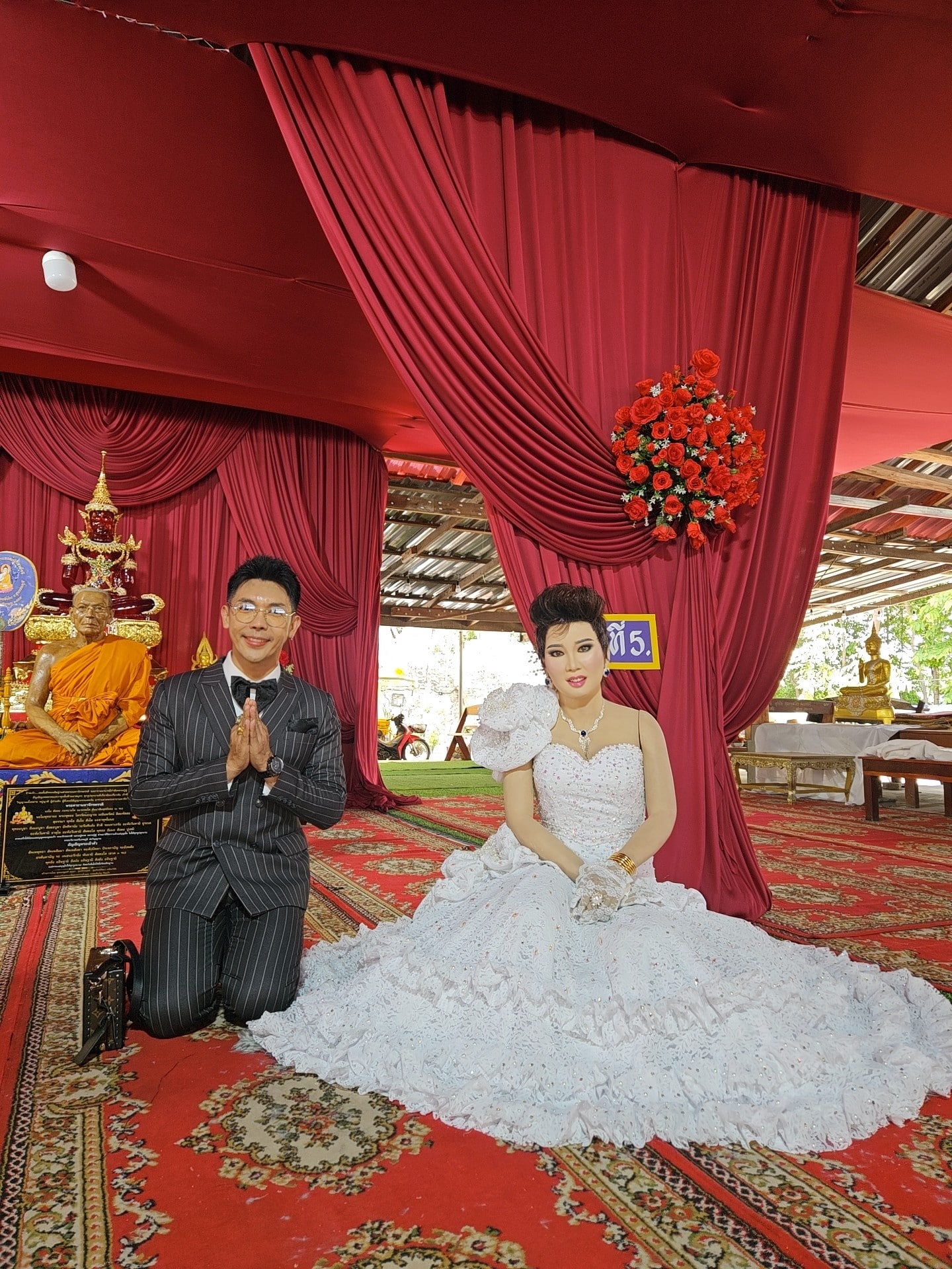 ขนลุก! ช่างแต่งหน้าดัง เปลี่ยนชุดหุ่น แม่ผึ้ง พุ่มพวง คอหวยแห่ส่องเลขเด็ด-2