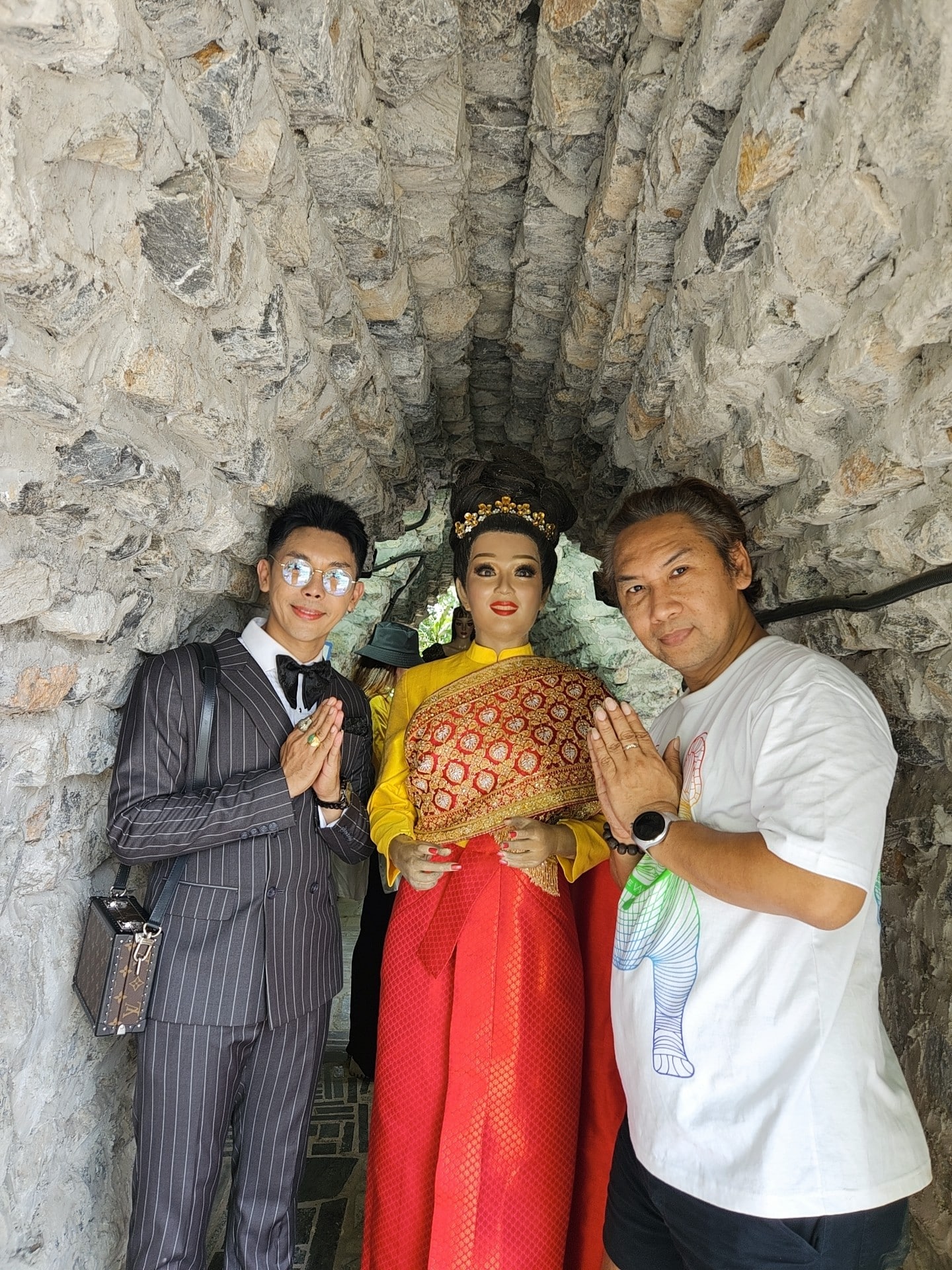 ขนลุก! ช่างแต่งหน้าดัง เปลี่ยนชุดหุ่น แม่ผึ้ง พุ่มพวง คอหวยแห่ส่องเลขเด็ด