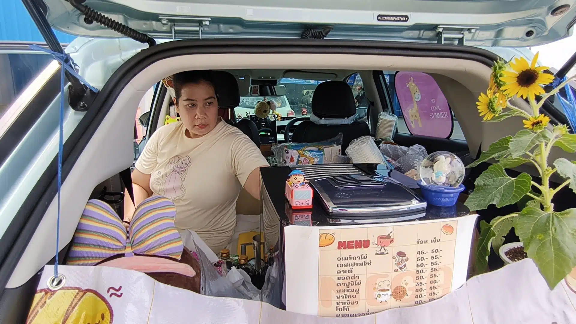 สาวสู้ชีวิต ขับเก๋งคู่ใจเปิดท้ายขายกาแฟ หารายได้เพื่อรักษาตัว