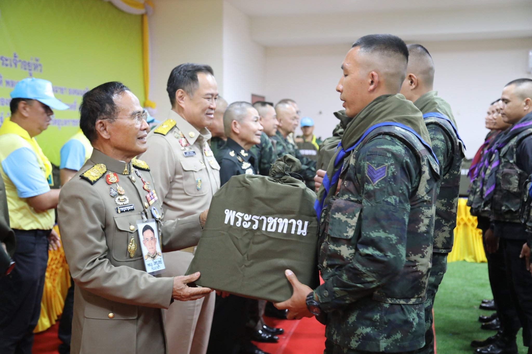 ทหารรับสิ่งของพระราชทาน