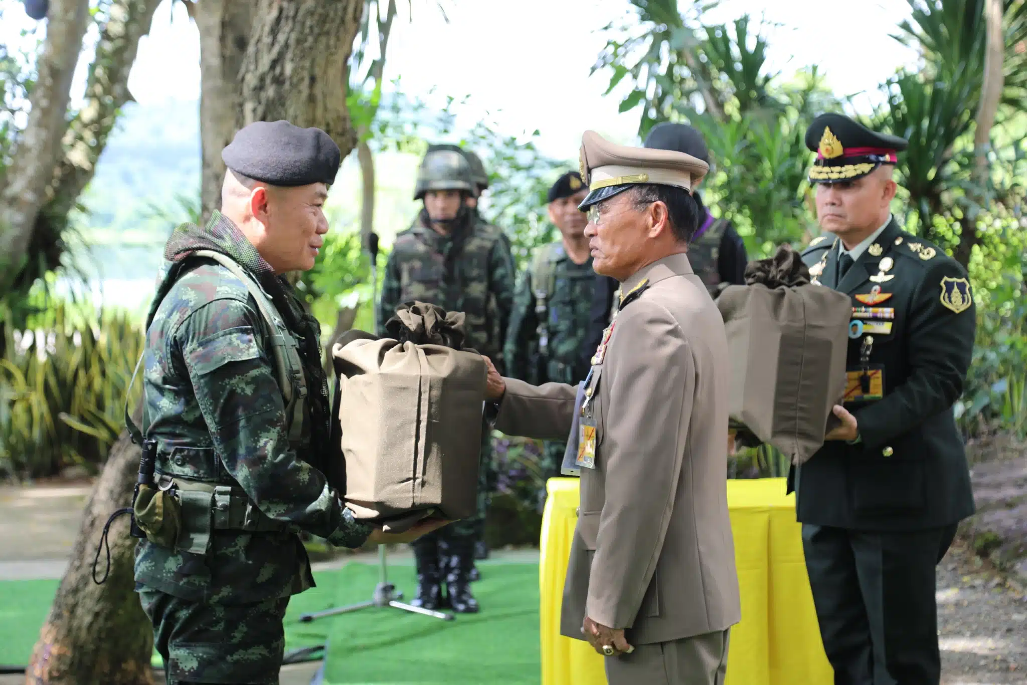 ทหารไทยรับมอบสิ่งของพระราชทาน