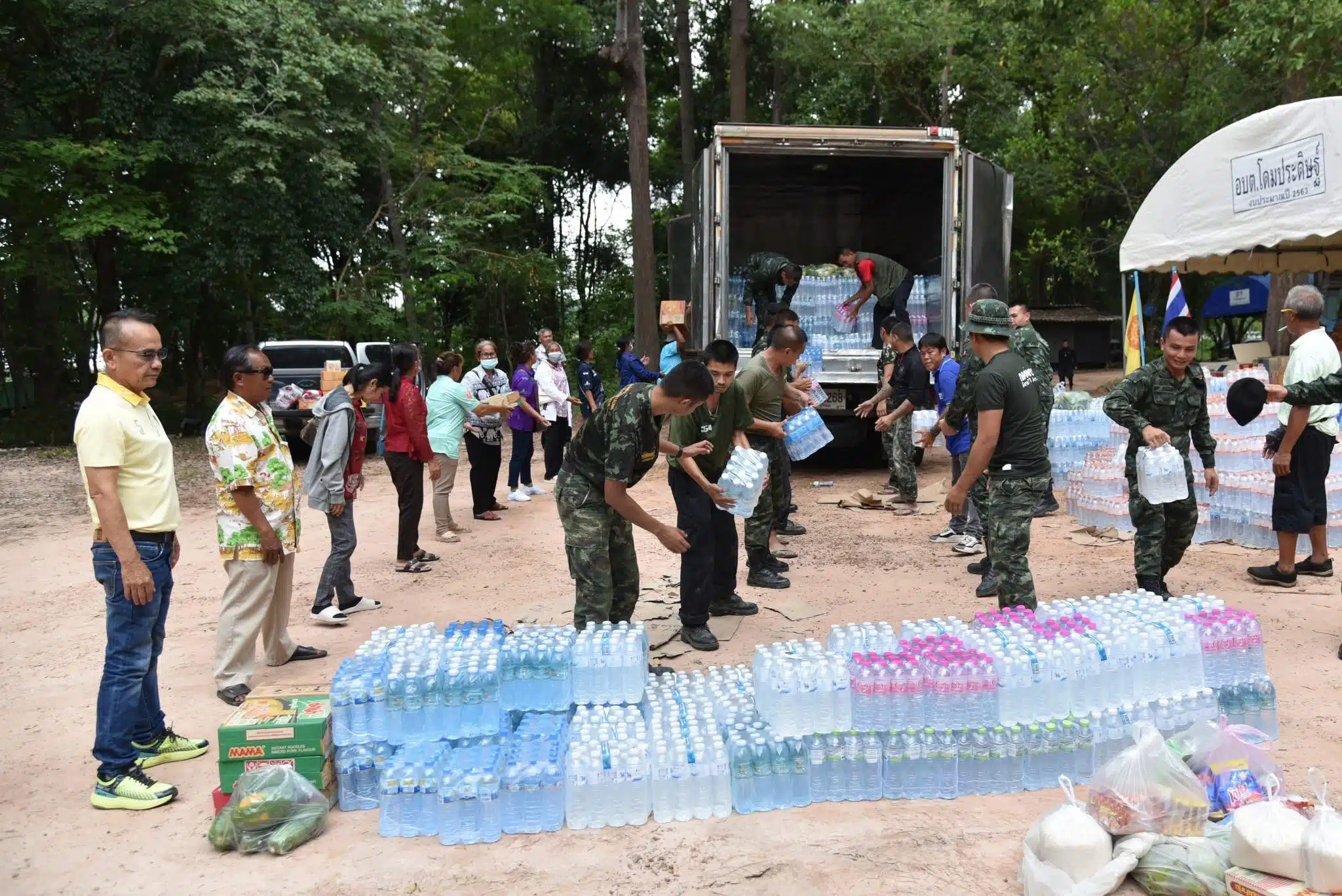 ประชาชน สนับสนุนกำลังใจแก่กองทัพบก
