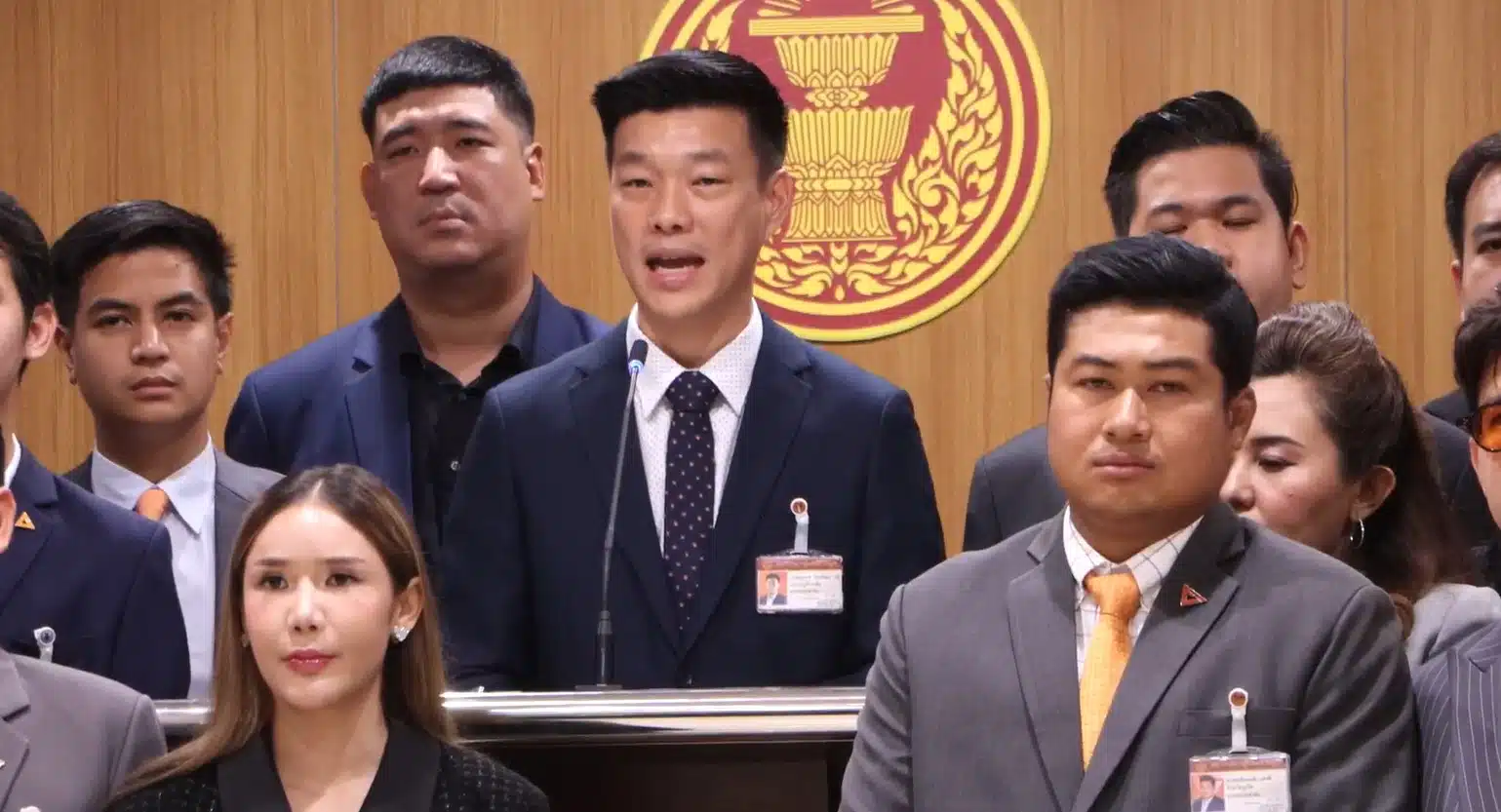 เท้ง ณัฐพงษ์ นำพรรคประชาชน แถลงเรียกร้องให้ยุบสภา