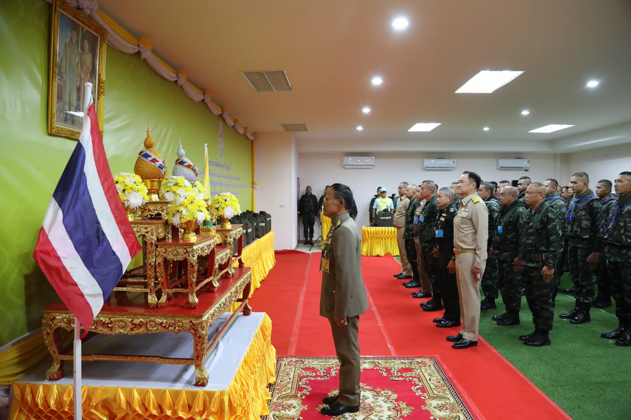 พระบาทสมเด็จพระเจ้าอยู่หัว ทรงพระราชทานสิ่งของเป็นขวัญกำลังใจทหารไทย-กัมพูชา