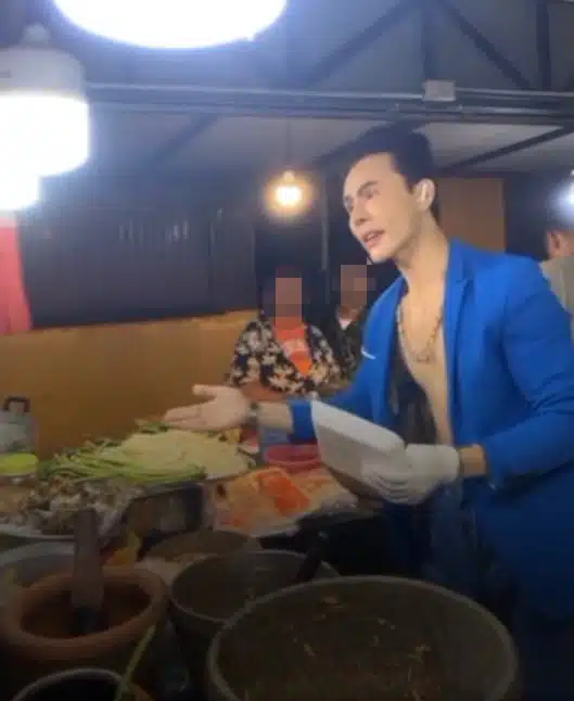 พ่อค้าส้มตำ เจอลูกค้าเรื่องเยอะสั่งไม่จบ สุดท้ายเหลืออด เชิญเข้ามาตำเอง-2