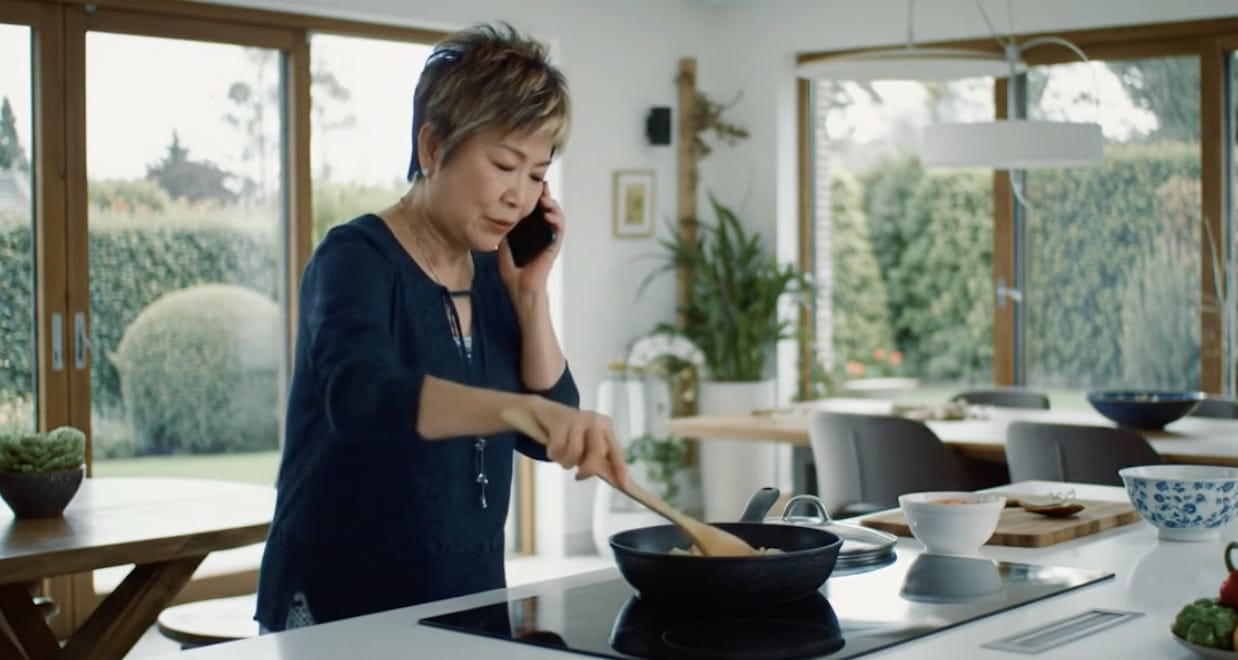 โชคช่วย ป้าชาวจีน หวิดโดนมิจดูดเงิน 8.5 ล้าน แต่รอดเพราะรีบไปหุงข้าว ทำอาหารเย็น จนลืมโหลดแอป ตำรวจบุกช่วยทัน