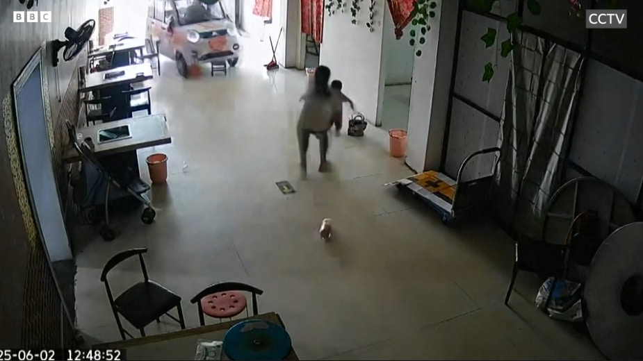 ระทึก! พี่สาว 11 ขวบ พุ่งตัวช่วยน้อง รอดตายหวุดหวิด จากเหตุรถพุ่งชนร้านอาหาร-1