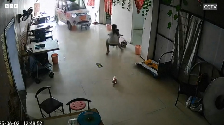 ระทึก! พี่สาว 11 ขวบ พุ่งตัวช่วยน้อง รอดตายหวุดหวิด จากเหตุรถพุ่งชนร้านอาหาร-2