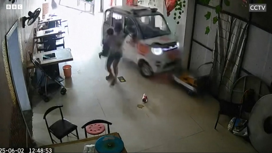 ระทึก! พี่สาว 11 ขวบ พุ่งตัวช่วยน้อง รอดตายหวุดหวิด จากเหตุรถพุ่งชนร้านอาหาร