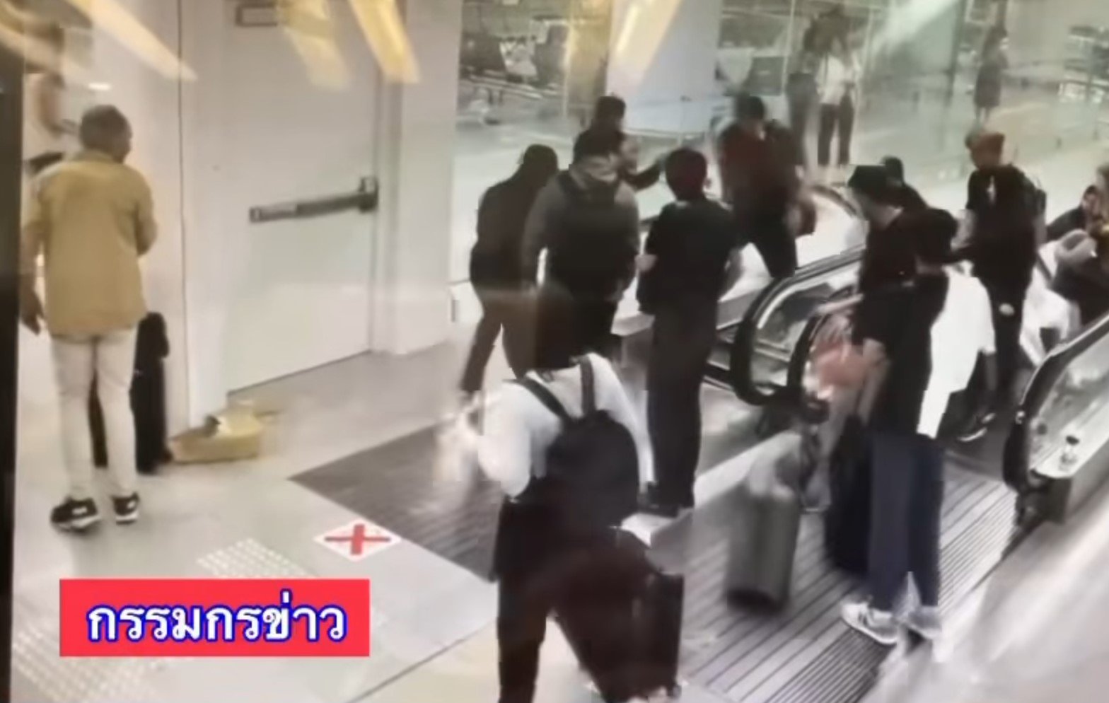 สกรูบันไดเลื่อนสุวรรณภูมิขาด ผู้โดยสารหวิดดับ