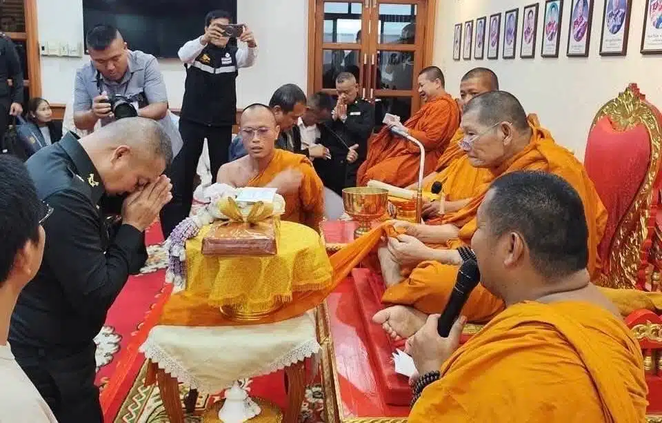 หลวงปู่ศิลา มอบข้าวสาร 1.5 ตัน ให้แม่ทัพภาคที่ 2