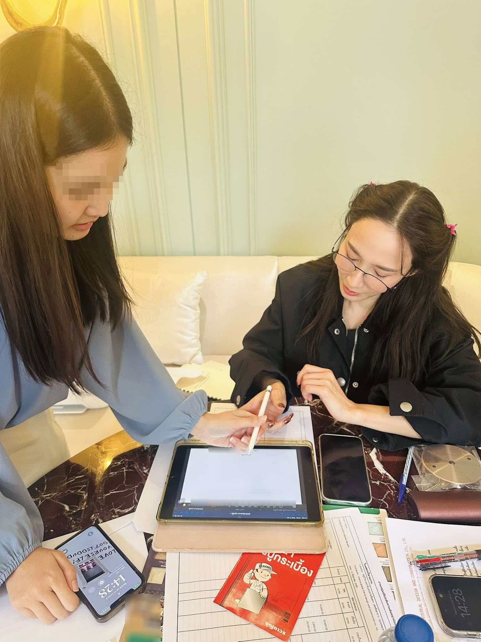 เกิดอะไรขึ้น! อั้ม พัชราภา ดีลงาน ทนายแก้ว ชาวเน็ตจับตาปรึกษาเรื่องอะไร-2