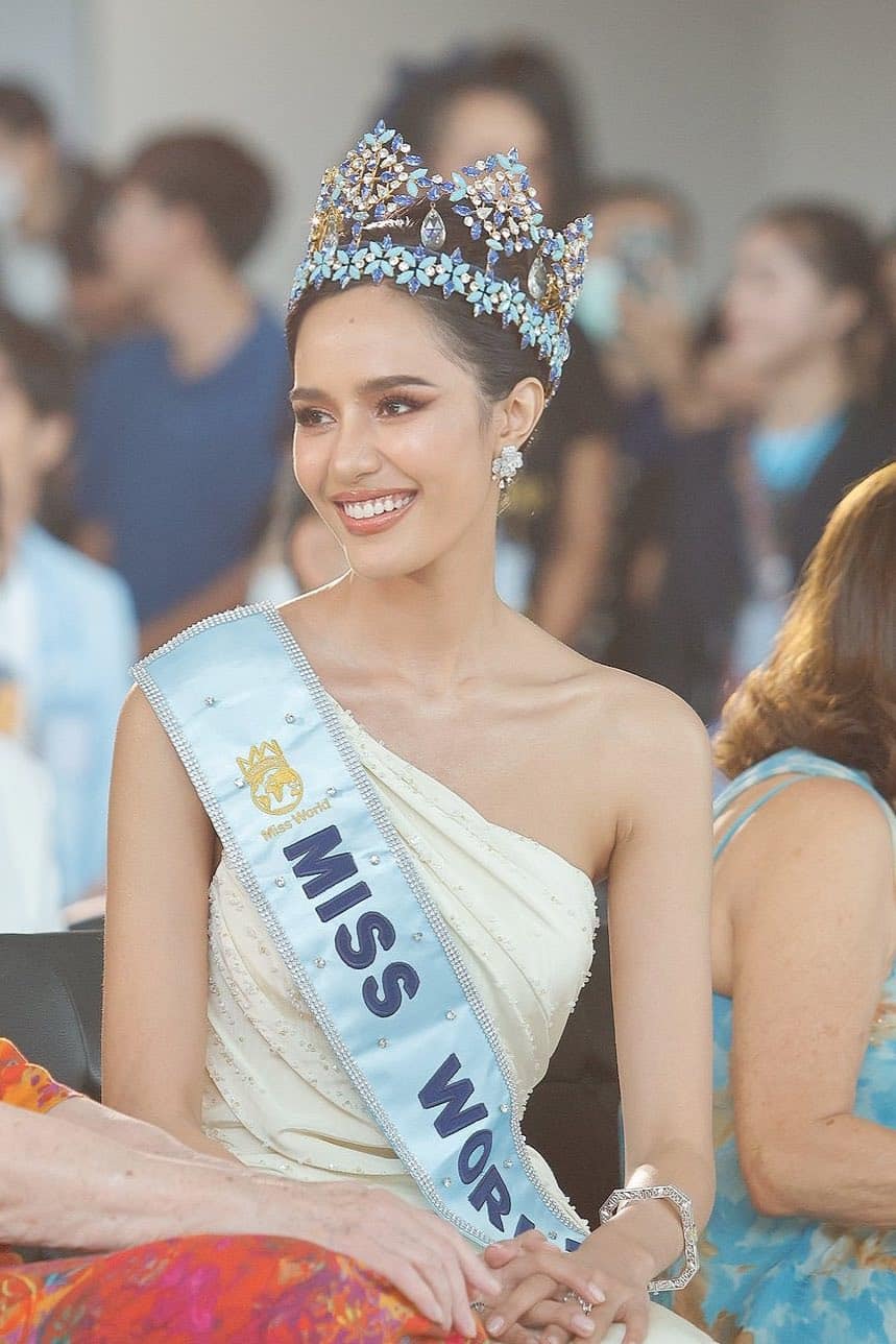 เปิดภาพ ชุดพระราชทาน โอปอล สุชาตา ใส่กลับบ้าน หลังคว้ามง มิสเวิลด์ 2025-3