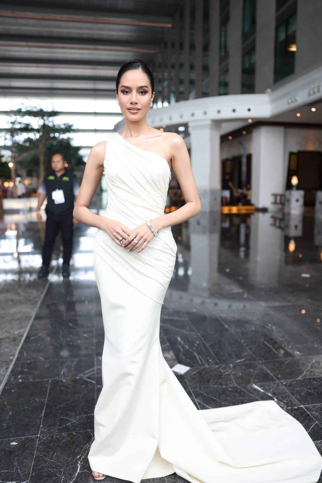 เปิดภาพ ชุดพระราชทาน โอปอล สุชาตา ใส่กลับบ้าน หลังคว้ามง มิสเวิลด์ 2025