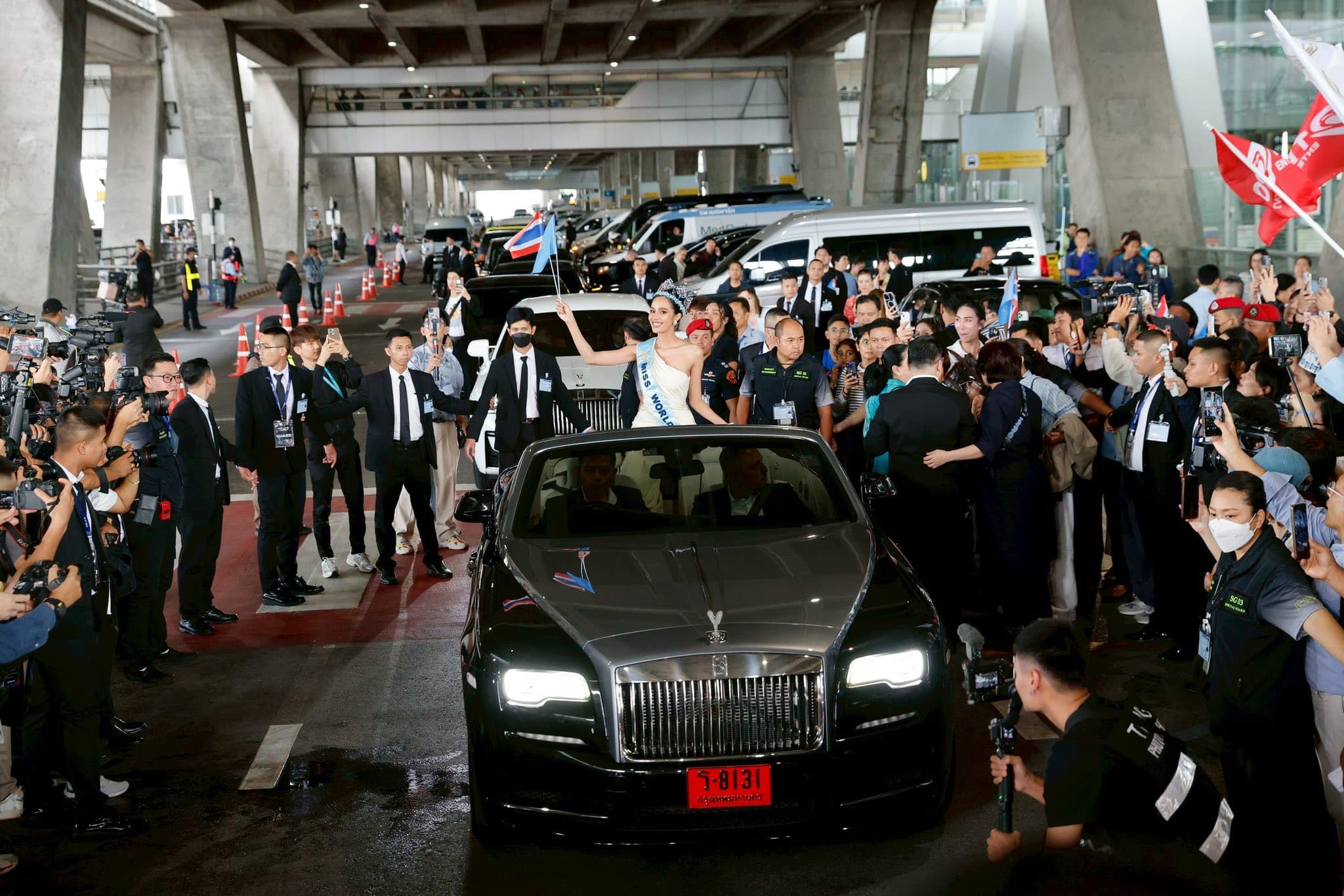 เลขทะเบียนรถ โอปอล สุชาตา นั่งโรลส์รอยซ์เปิดประทุน แห่ยิ่งใหญ่สมมงฯ มิสเวิลด์ 2025-1