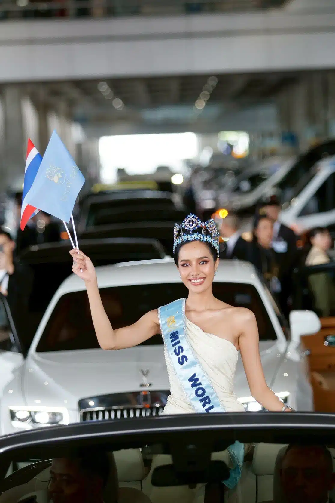 เลขทะเบียนรถ โอปอล สุชาตา นั่งโรลส์รอยซ์เปิดประทุน แห่ยิ่งใหญ่สมมงฯ มิสเวิลด์ 2025-2