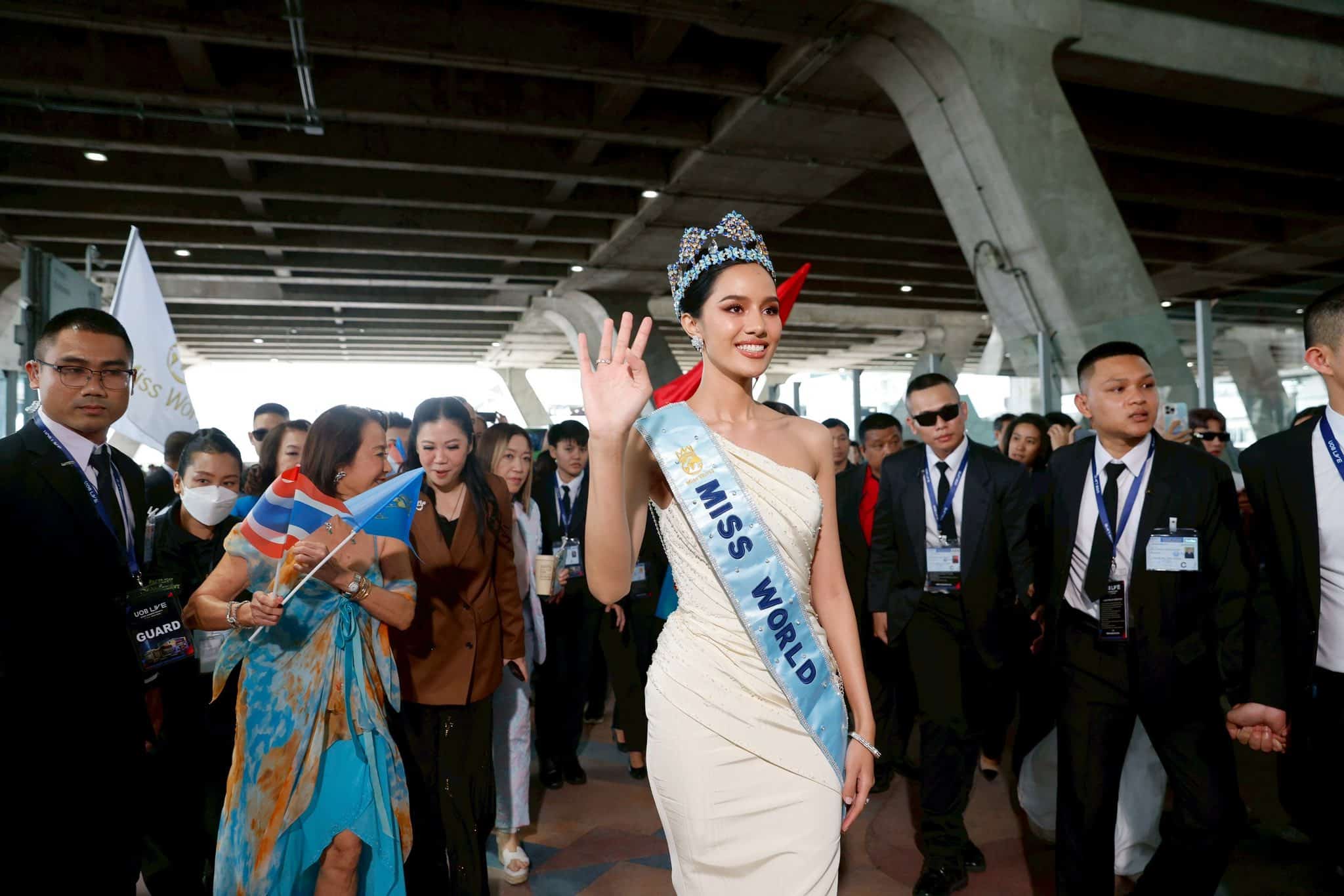 เลขทะเบียนรถแห่ โอปอล สุชาตา มิสเวิลด์คนแรกของไทย-1