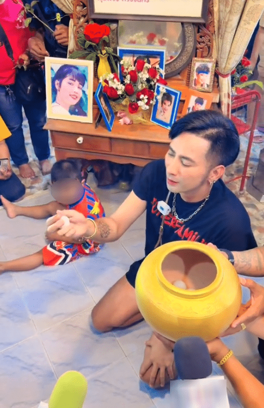 เลขเด็ด บอล เชิญยิ้ม ล้วงไหขอโชค 3 ตัวตรง งานรำลึก 33 ปี แม่ผึ้ง พุ่มพวง ดวงจันทร์-2