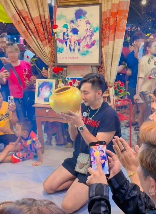 เลขเด็ด บอล เชิญยิ้ม ล้วงไหขอโชค 3 ตัวตรง งานรำลึก 33 ปี แม่ผึ้ง พุ่มพวง ดวงจันทร์