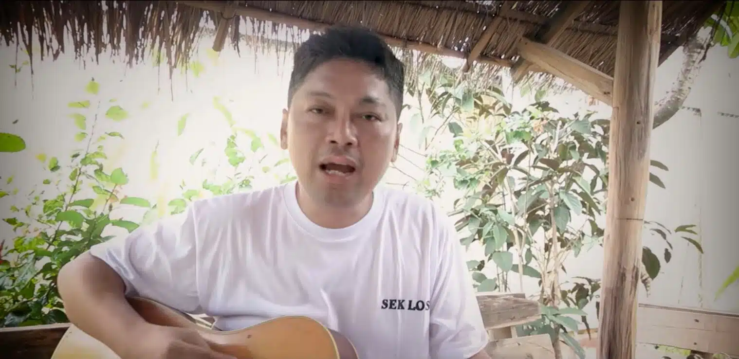 อัปเดตล่าสุด เสก โลโซ ตัดผมสั้น ดีดกีตาร์ร้องเพลงให้กำลังใจผู้ต้องขัง