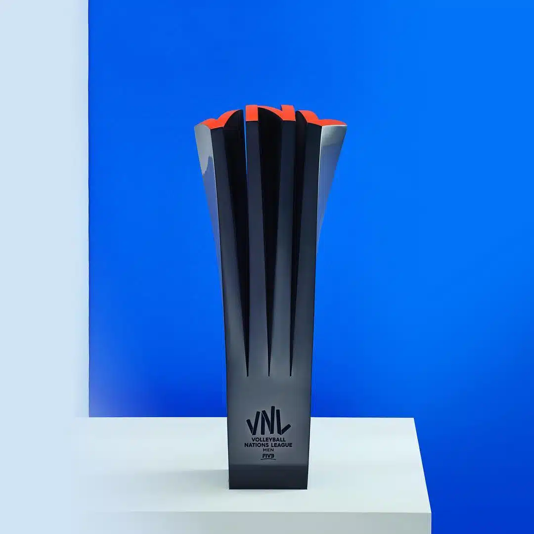 ถ้วยรางวัล VNL ปี 2018 ออกแบบโดย Landor Associates สาขาปารีส และ Objem Design.