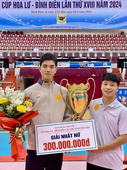 ตู้เย็น รับถ้วยรางวัลคู่ ดั่ง ธิ ฮอง วอลเลย์บอลหญิงเวียดนาม