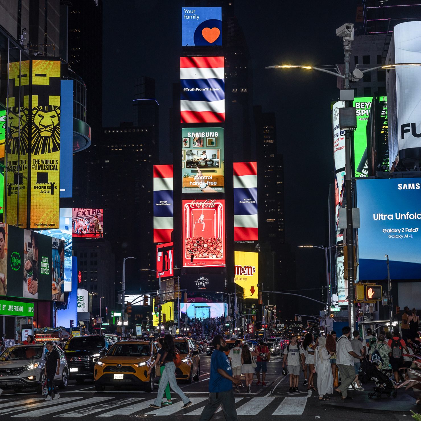 ธงชาติไทย โบกสะบัดกลาง "ไทม์สแควร์" สหรัฐ สุดขนลุก รู้เบื้องหลังคนทำยิ่งทึ่ง บริษัท แพลนบี ดำเนินการ รวมใจคนไทยเป็นหนึ่งเดียวกัน