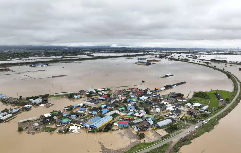 ฝนถล่มเกาหลีใต้หนักทุบสถิติรอบ 100 ปี