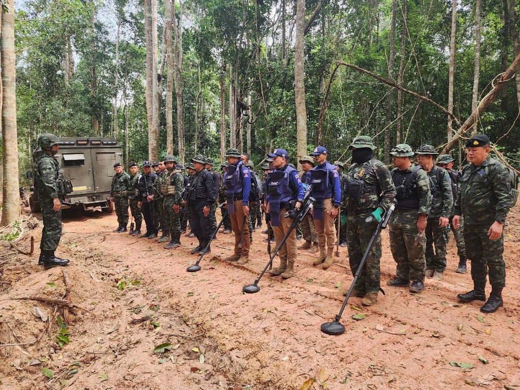 กองทัพบกเผยแพร่นี้ ทหารไทยกำลังตรวจสอบพื้นที่ชายแดนเมื่อวันอาทิตย์ที่ 20 กรกฎาคม 2568 ในจังหวัดอุบลราชธานี ซึ่งกองทัพบกระบุว่าพบทุ่นระเบิดสังหารบุคคล 2 ลูก (Royal Thai Army via AP)