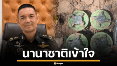 พล.ต.วินธัย สุวารี โฆษกกองทัพบก กำลังแถลงข่าว