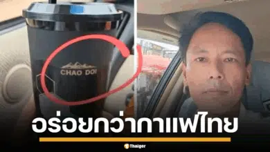 ภาพชายหนุ่มชาวกัมพูชาถือแก้วกาแฟที่มีโลโก้ ชาวดอย ชัดเจน