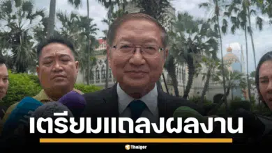 ภาพนพ.พรหมินทร์ เลิศสุริย์เดช เลขาธิการนายกรัฐมนตรี กำลังให้สัมภาษณ์สื่อมวลชน