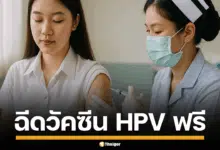 ภาพนักศึกษาหญิงกำลังเข้ารับบริการฉีดวัคซีน