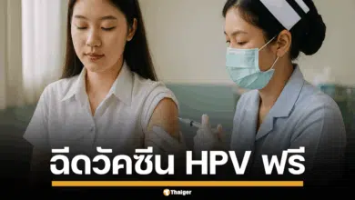 ภาพนักศึกษาหญิงกำลังเข้ารับบริการฉีดวัคซีน