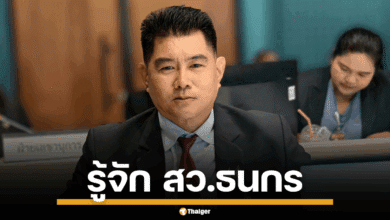 ภาพผู้ชายในชุดสูทกำลังพูดในที่ประชุม คาดว่าเป็น ส.ว. บิ๊กหนู ธนกร ถาวรชินโชติ