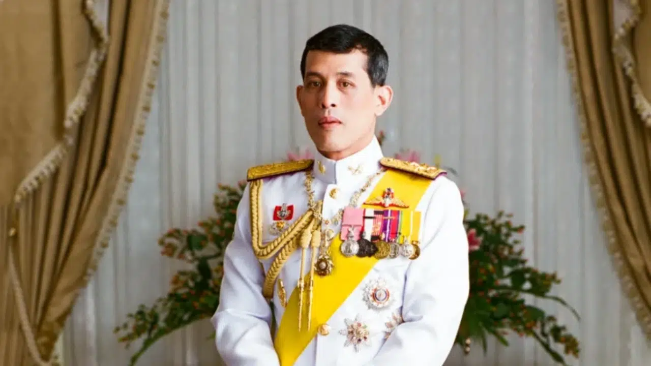 พระบรมฉายาลักษณ์ พระบาทสมเด็จพระเจ้าอยู่หัว รัชกาลที่ 10