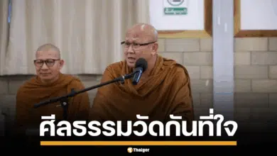ภาพหลวงตาสินทรัพย์กำลังนั่งในอิริยาบถสำรวม แสดงถึงความเมตตาและภูมิปัญญา